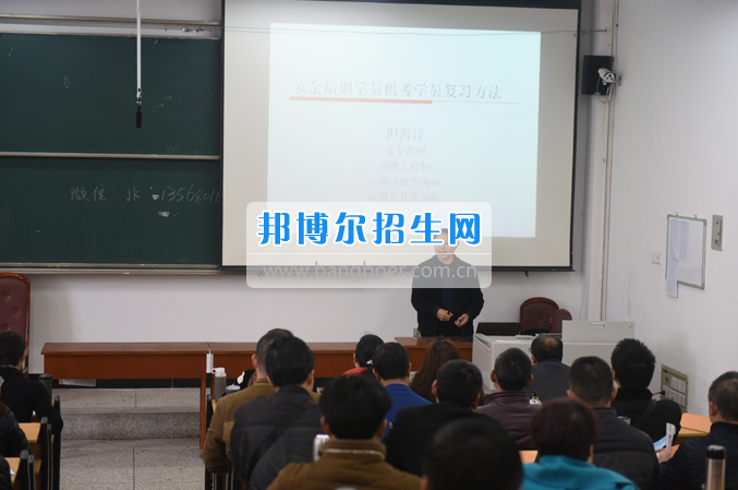 內(nèi)江市鐵路機(jī)械學(xué)校首期“特種設(shè)備、特種作業(yè)人員安全技術(shù)培訓(xùn)班”順利結(jié)業(yè)