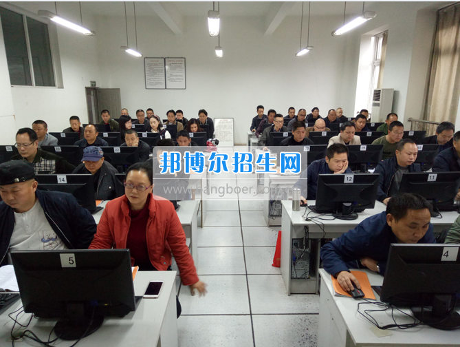 內(nèi)江市鐵路機(jī)械學(xué)校首期“特種設(shè)備、特種作業(yè)人員安全技術(shù)培訓(xùn)班”順利結(jié)業(yè)