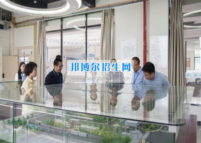 四川省一帶一路促進(jìn)會(huì)會(huì)長(zhǎng)林忠清一行來(lái)四川省經(jīng)濟(jì)管理學(xué)校參觀考察，共同商建“一帶一路國(guó)際職業(yè)教育中心”