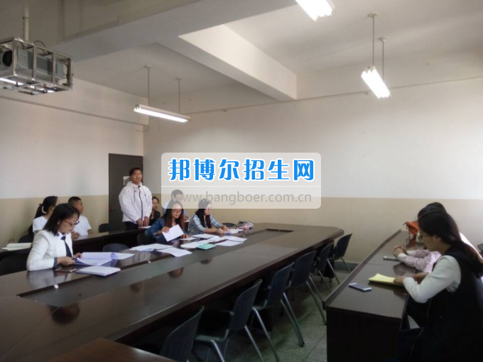 云南財(cái)經(jīng)大學(xué)統(tǒng)計(jì)與數(shù)學(xué)學(xué)院黨委及各黨支部開展學(xué)習(xí)廖俊波同志先進(jìn)事跡活動