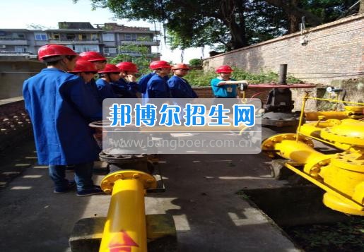 自貢職業(yè)技術學校組織學生前往清潔能源公司參觀見習