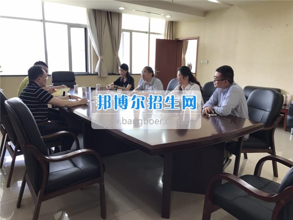 成都信息工程學(xué)院銀杏酒店管理學(xué)院與郫都區(qū)政府開展區(qū)校合作座談交流會(huì)