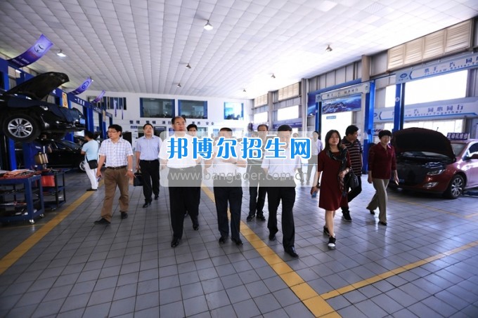 沈陽職業(yè)技術(shù)學院院長劉樹敏、濰坊工程職業(yè)學院院長高立伯一行來四川工程職業(yè)技術(shù)學院考察交流