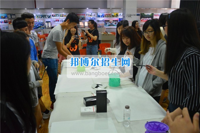 四川長(zhǎng)江職業(yè)學(xué)院漢語港標(biāo)課程走進(jìn)四川文化產(chǎn)業(yè)職業(yè)學(xué)院