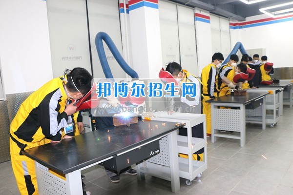 高考容易就業(yè)難，掌握技術(shù)是王道