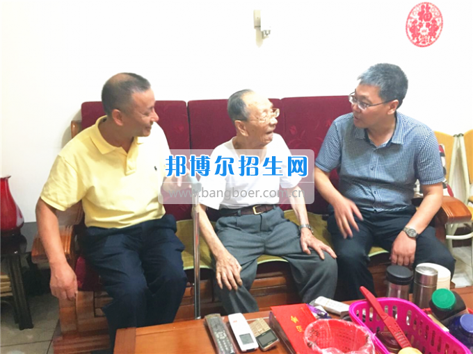 成都中醫(yī)藥大學領導走訪慰問老黨員、困難黨員和群眾代表