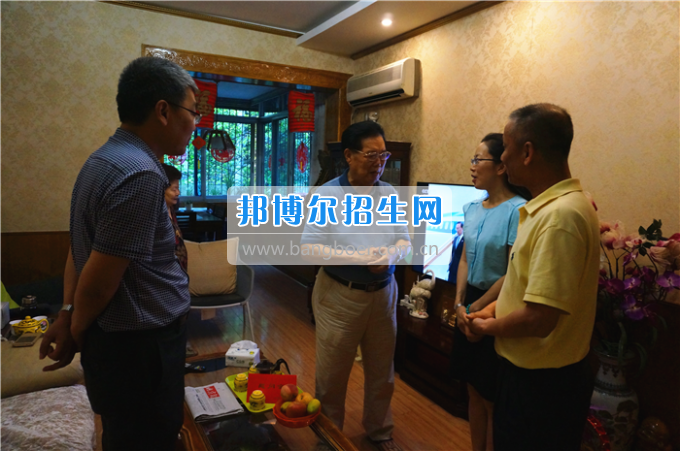 成都中醫(yī)藥大學領導走訪慰問老黨員、困難黨員和群眾代表