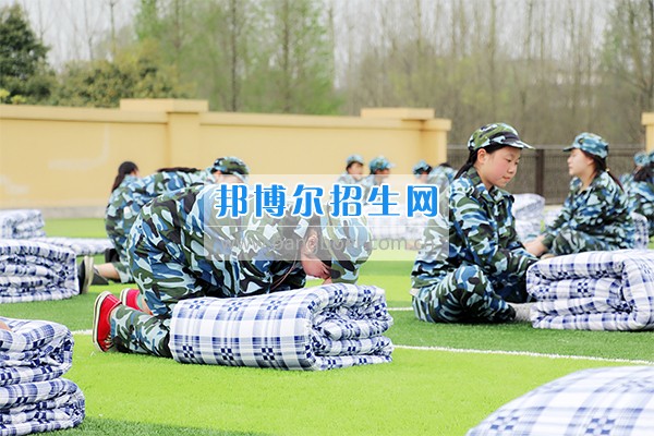 四川五月花汽修學(xué)院軍訓(xùn)一場(chǎng)壯觀的“豆腐”盛宴