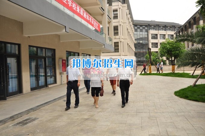 攀枝花學(xué)院土木工程學(xué)院副校長(zhǎng)石維富帶隊(duì)檢查康養(yǎng)學(xué)院后勤準(zhǔn)備工作  7月10日，攀枝花學(xué)院土木工程學(xué)院副校長(zhǎng)石維富帶領(lǐng)學(xué)生處、后管處、網(wǎng)計(jì)中心、后勤集團(tuán)、宣傳部、康養(yǎng)學(xué)院、花舞人間公司相關(guān)負(fù)責(zé)人一同視察了康養(yǎng)學(xué)院后勤保障準(zhǔn)備工作。  石維富主要檢查了學(xué)生寢室、教室、實(shí)驗(yàn)室、食堂、運(yùn)動(dòng)場(chǎng)等校園環(huán)境設(shè)施的準(zhǔn)備情況。相關(guān)單位對(duì)準(zhǔn)備工作中存在的問(wèn)題提出了具體整改意見(jiàn)。最后石維富要求相關(guān)單位積極配合花舞人間公司做好開(kāi)學(xué)前準(zhǔn)備工作，并希望花舞人間公司加快工作進(jìn)度，確保在開(kāi)學(xué)前各項(xiàng)準(zhǔn)備工作保質(zhì)保量完成。  