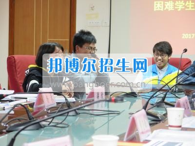 省人大來貴陽(yáng)振華藝術(shù)師范職校召開興仁縣百德鎮(zhèn)家庭經(jīng)濟(jì)困難受助學(xué)生回訪座談會(huì)