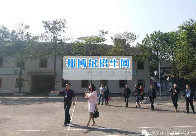 民盟樂山市委就峨眉山市旅游學校對口美姑縣開展教育扶貧工作進行