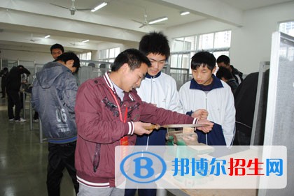 大竹縣中峰職業(yè)技術(shù)學(xué)校2018年報名條件、招生對象