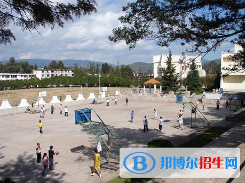 楚雄讀中專(zhuān)學(xué)校好還是讀高中好