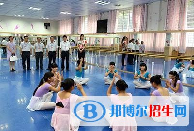內(nèi)江高中好還是中專學校好