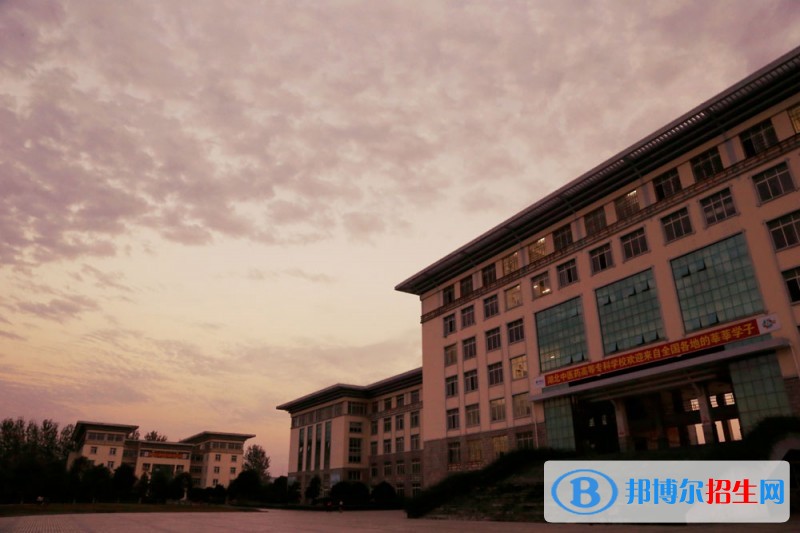 湖北中醫(yī)藥高等?？茖W(xué)院?jiǎn)握袌?bào)名條件