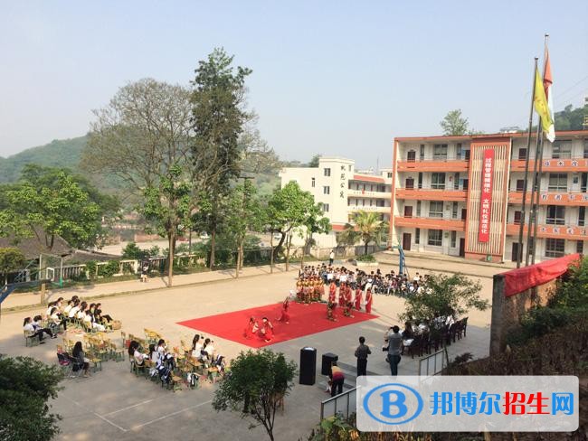 自貢初中女生上什么中專學校好