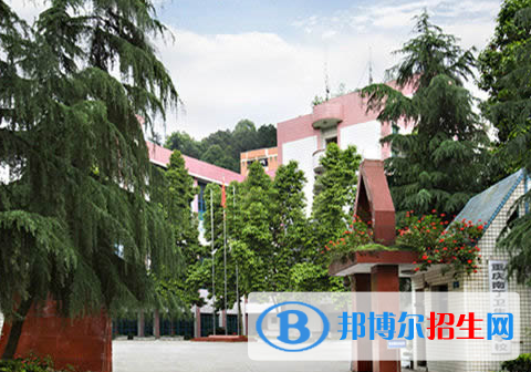 重慶的衛(wèi)校護(hù)理一年學(xué)費多少 