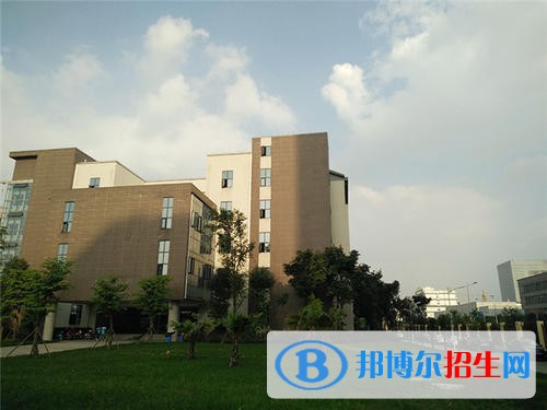 東興區(qū)東方科技職業(yè)技術學校2020年報名條件、招生要求、招生對象