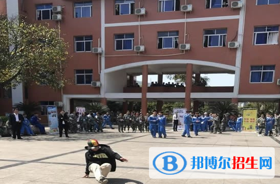 重慶萬(wàn)盛職教中心2020年招生辦聯(lián)系電話(huà)