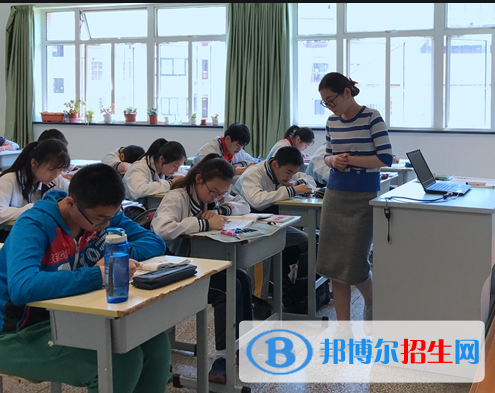 四川瀘定中學