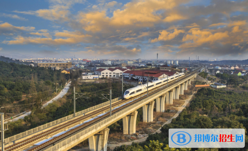 湖北2020年鐵路學(xué)校和中專有哪些區(qū)別