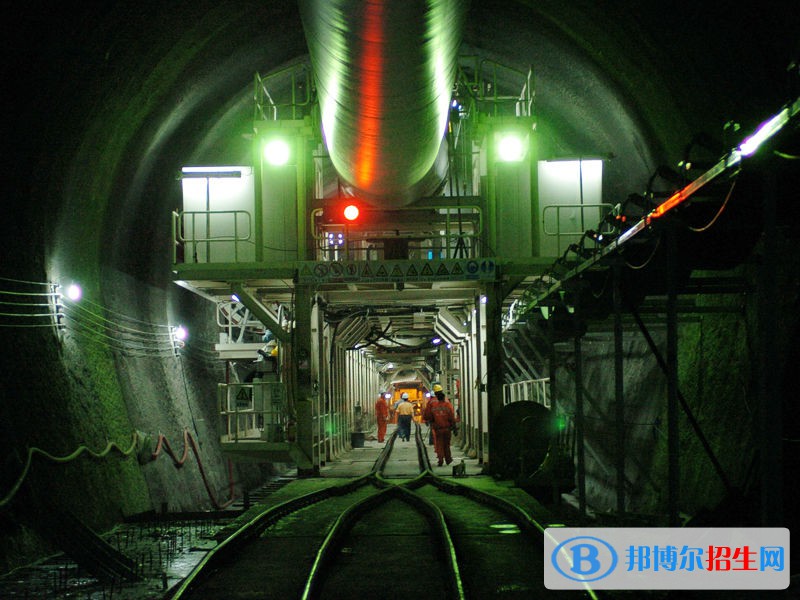 成都2020年中專鐵路學?？梢钥即髮? width=