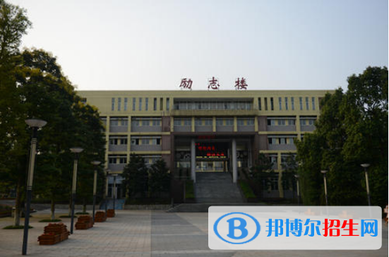 重慶2022年讀汽修學(xué)校多少錢