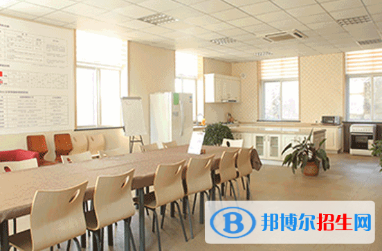 威海常春藤?lài)?guó)際學(xué)校初中部2020年招生辦聯(lián)系電話(huà)