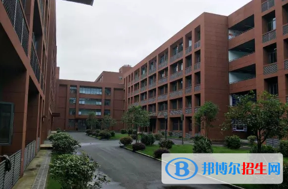 重慶人文藝術(shù)職業(yè)學(xué)校2022年招生錄取分數(shù)線 width=