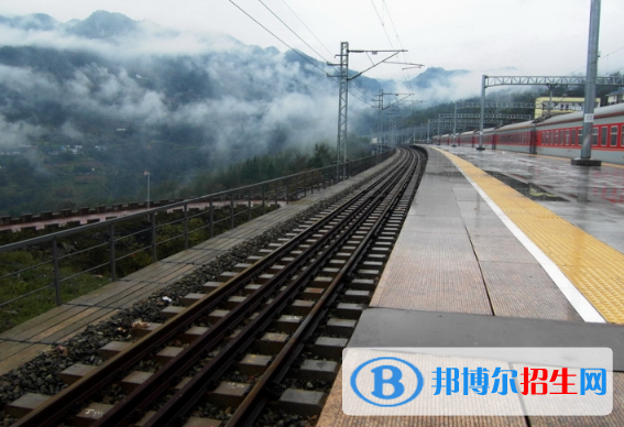 襄陽2020年鐵路學校好還是大專好