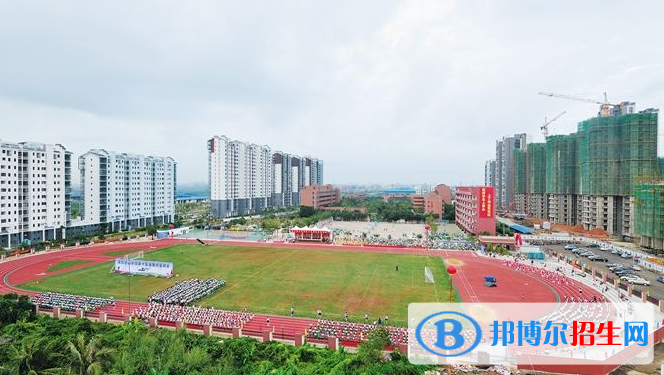 ?？诰吧綄W校怎么樣、好不好