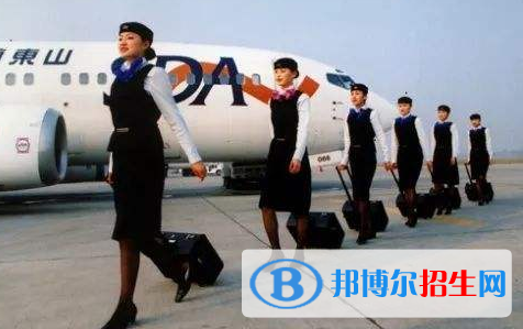 湖北2021年航空服務(wù)學(xué)校好還是大專(zhuān)好