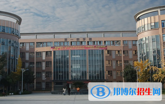 成都2021年上中專學?？梢钥即髮W嗎
