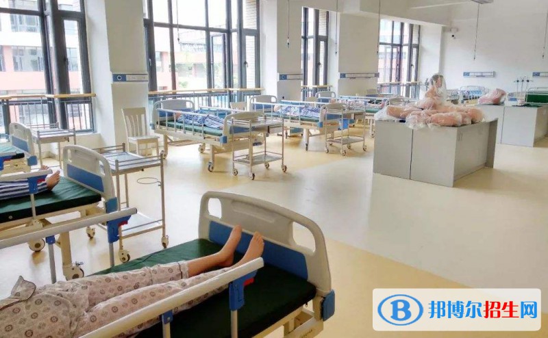 重慶2022年護理學(xué)校什么專業(yè)適合男生