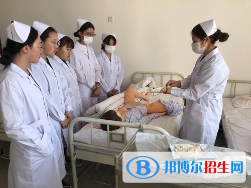 重慶2022年女生學(xué)什么護理學(xué)校好