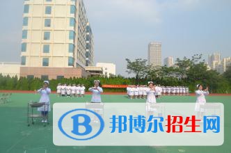 學(xué)校：廣州電子商務(wù)技工學(xué)校 咨詢(xún)老師：陳老師 姓名：譚星照 學(xué)歷：中職一年級(jí) 專(zhuān)業(yè)：電子商務(wù) 年齡：16歲 聯(lián)系方式：13326702587 到校時(shí)間：1月21日上午 到校人數(shù)：2人 具體情況：學(xué)生媽媽帶孩子來(lái)參觀學(xué)校，家住順德北窯，在讀中職不喜歡現(xiàn)在的學(xué)的專(zhuān)業(yè)，學(xué)生媽媽有問(wèn)到畢業(yè)有沒(méi)有中專(zhuān)畢業(yè)證，還咨詢(xún)了學(xué)費(fèi)減免政策以及是不是按年收費(fèi)，周三孩子放假了就約了周四看校，有告訴家長(zhǎng)帶身份證和準(zhǔn)備1000元錢(qián)預(yù)報(bào)名費(fèi)！9點(diǎn)20左右正在吃早飯，飯后就帶孩子出發(fā)過(guò)來(lái)看校