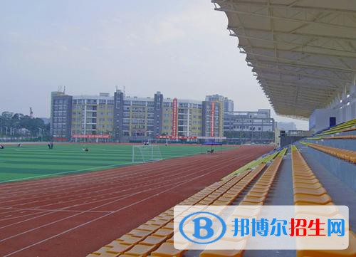 貴陽2021年大專學(xué)校有哪些有計算機學(xué)校?現(xiàn)在的大專學(xué)校是很多的，提供給同學(xué)們選擇的學(xué)校也是比較多的，只是有的同學(xué)專門要學(xué)習(xí)計算機是專業(yè)，這個就不是每個學(xué)校都會開設(shè)的了，所以，有的同學(xué)就開始來問小編，小編就來給同學(xué)們整理一下。  貴州裝備制造職業(yè)學(xué)院 貴州裝備制造職業(yè)學(xué)院是經(jīng)貴州省人民政府批準(zhǔn)，國家教育部備案，直屬貴州省教育廳的公辦全日制普通高等院校。學(xué)院位于貴陽市清鎮(zhèn)職教城風(fēng)景如畫的紅楓湖畔，毗鄰國家4A級景區(qū)時光貴州古鎮(zhèn)，占地面積500余畝，建筑面積21.5萬平方米。學(xué)院辦學(xué)層次為全日制普通高等職業(yè)?？平逃?，同時開展中等職業(yè)教育，并舉辦各類成人本?？平逃?，還面向社會開展職業(yè)技能培訓(xùn)和鑒定，設(shè)有國家第七十五職業(yè)技能鑒定站。  學(xué)院下設(shè)機械工程系、電氣自動化系、汽車工程系、建筑工程系、經(jīng)濟管理系、貴州省機械工業(yè)學(xué)校(中專部)、思政教學(xué)部、基礎(chǔ)教學(xué)部等八個教學(xué)單位，開設(shè)有數(shù)控技術(shù)、工業(yè)機器人技術(shù)、機械制造與自動化、物流管理、建筑工程技術(shù)、汽車制造與裝配技術(shù)、電梯工程技術(shù)、工業(yè)設(shè)計、會計等二十四個高職專業(yè)，其中有四個國家重點建設(shè)專業(yè)，擁有數(shù)  控、汽車兩個國家級實訓(xùn)基地。目前，有各類在校學(xué)生18000人。  貴州電子商務(wù)職業(yè)技術(shù)學(xué)院 貴州電子商務(wù)職業(yè)技術(shù)學(xué)院于2016年3月成立，是經(jīng)省人民政府批準(zhǔn)，教育部備案的省屬全日制普通高等學(xué)校，隸屬于貴州省商務(wù)廳。學(xué)院是在國家改革發(fā)展示范校、國家級重點中專--貴州省電子商務(wù)學(xué)校(原貴州省商業(yè)學(xué)校)的基礎(chǔ)上，與貴州省物資學(xué)校合并創(chuàng)建而來，辦學(xué)史可追溯到1947年。主要培養(yǎng)適應(yīng)經(jīng)濟社會發(fā)展需求的財經(jīng)、商貿(mào)、信息、藝術(shù)、服務(wù)類高端技術(shù)技能型人才。以高職(?？?教育為主，同時兼招中職學(xué)生。  學(xué)院現(xiàn)有清鎮(zhèn)、花果園、二戈寨三個校區(qū)，總占地面積471.15畝。目前下設(shè)7個系(部)，開辦有電子商務(wù)、大數(shù)據(jù)技術(shù)與應(yīng)用、物流管理、市場營銷、會計、室內(nèi)藝術(shù)設(shè)計、計算機網(wǎng)絡(luò)技術(shù)、網(wǎng)絡(luò)營銷、數(shù)字媒體藝術(shù)、財務(wù)管理、電子信息工程技術(shù)等33個專業(yè)，辦學(xué)規(guī)模達(dá)到10582人;現(xiàn)有教職工486人，專任教師304人,其中具有研究生學(xué)歷教師占專任教師總數(shù)20%，中高級教師占專任教師總數(shù)37%。學(xué)院建有財經(jīng)、商貿(mào)、旅游服務(wù)、文化藝術(shù)、信息技術(shù)、文教體育“六大”實訓(xùn)基地49個實訓(xùn)室，1個電子商務(wù)發(fā)展研究中心，設(shè)有“貴州省第32國家職業(yè)技能鑒定所”、“全國計算機高新技術(shù)考試站”、“全國電子商務(wù)師考點”，具備多種職業(yè)技能培訓(xùn)及鑒定資質(zhì)。學(xué)院是“全國電化教育先進(jìn)單位”“貴州省文明單位”“貴州省職業(yè)教育先進(jìn)單位”“貴州省職業(yè)技能鑒定先進(jìn)單位”，牽頭領(lǐng)辦有“貴州省商貿(mào)職教集團”。  小編為同學(xué)們整理了兩個計算機學(xué)校，這兩個學(xué)校都是屬于比較理工科的學(xué)校，所以，計算機專業(yè)在學(xué)校來說還是算不錯的專業(yè)，不過計算機這個專業(yè)在學(xué)習(xí)難度上面還是有的，所以，同學(xué)們在選擇這個專業(yè)的時候還是需要認(rèn)真的對待的。