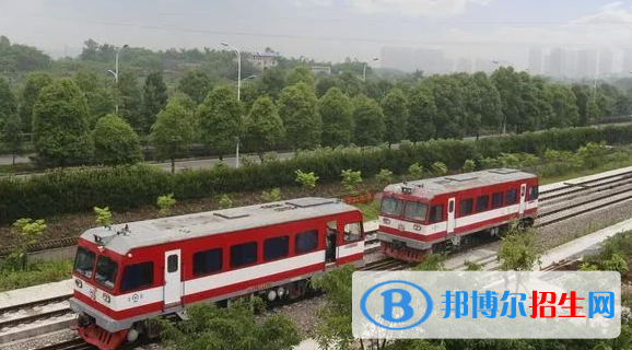 貴州初中生上軌道交通學(xué)校