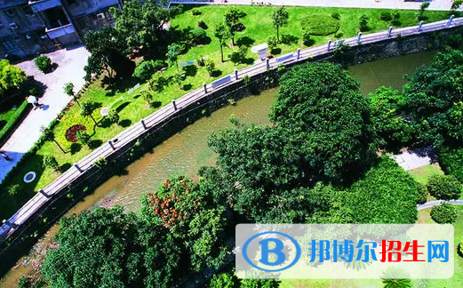 貴州什么是中專?中專是中等專業(yè)學(xué)校，跟高中是一個(gè)層次，只是高中是學(xué)文化課，中專是學(xué)技術(shù)的。如果初中畢業(yè)，同學(xué)們的成績(jī)不是很好，沒有考上高中，他們可能對(duì)于文化課就感到比較枯燥。那么中專學(xué)校能學(xué)的專業(yè)基本上是技能知識(shí)加上理論知識(shí)，所以說選擇感興趣的專業(yè)呢是不會(huì)感到枯燥的，反而自己是有興趣學(xué)下去的。  中專介紹 中等專業(yè)學(xué)校，簡(jiǎn)稱中專，其招生列入國(guó)家統(tǒng)招計(jì)劃，畢業(yè)由省人事廳大中專畢業(yè)生就業(yè)指導(dǎo)辦公室開具的就業(yè)報(bào)到證(以前稱派遣證)，有整套人事干部檔案手續(xù)，每年為社會(huì)提供大量中等專門人才和中等管理人才。  學(xué)生在校主要學(xué)習(xí)中等專業(yè)知識(shí)，同時(shí)也進(jìn)行文化課的學(xué)習(xí)。通常是在九年制義務(wù)教育結(jié)束后進(jìn)行，與對(duì)應(yīng)專業(yè)的高等學(xué)校本?？茖I(yè)知識(shí)是承接、遞進(jìn)關(guān)系。中專分為普通中專和職業(yè)中專、成人中專(含職工中專)，普通中專既不同于、也不包含職業(yè)高中、職業(yè)中專和技工學(xué)校等，在上個(gè)世紀(jì)與中職是完全不同的學(xué)校。  中等專業(yè)學(xué)校按照領(lǐng)導(dǎo)關(guān)系，分為國(guó)務(wù)院部屬學(xué)校和地方學(xué)校。國(guó)務(wù)院部委所屬中等專業(yè)學(xué)校，由有關(guān)部委直接領(lǐng)導(dǎo);或由有關(guān)部委和省、市、自治區(qū)雙重領(lǐng)導(dǎo)，以部委為主;或由部委與直屬一級(jí)企業(yè)、事業(yè)單位分工管理。省、市、自治區(qū)所屬中等專業(yè)學(xué)校，由省、市、自治區(qū)領(lǐng)導(dǎo)，有關(guān)業(yè)務(wù)部門主管;面向地(市)的中等專業(yè)學(xué)校，實(shí)行省和地(市)兩級(jí)業(yè)務(wù)主管部門分工管理。中等專業(yè)學(xué)校一般應(yīng)為縣處級(jí)單位，有條件的重點(diǎn)學(xué)校為地廳級(jí)。  長(zhǎng)順中等職業(yè)技術(shù)學(xué)校介紹 長(zhǎng)順縣中等職業(yè)技術(shù)學(xué)校創(chuàng)辦于1986年，由貴州省黔南州教育局驗(yàn)發(fā)畢業(yè)證書，享受普通中專畢業(yè)生同等待遇的全日制公辦中等職業(yè)學(xué)校，學(xué)校占地200多畝，建筑面積74000余平方米，可容納在校學(xué)生5000余人，目前在校學(xué)生近2000人。是全省“百校大戰(zhàn)”項(xiàng)目學(xué)校之一。  學(xué)?，F(xiàn)有校長(zhǎng)1人，副校長(zhǎng)4人。班子成員精干賢能，學(xué)科結(jié)構(gòu)合理，平均年齡41歲。有教職工89人，其中專任教師76人，專任教師中具有高級(jí)職稱1人，中級(jí)職稱6人，初級(jí)職稱1人，未評(píng)職稱68人。  專任教師學(xué)歷合格率達(dá)100%，其中本科學(xué)歷61人，專科學(xué)歷15人。專業(yè)課教師43人，占專任教師數(shù)56.6%。其中“雙師型”教師23人，占專業(yè)教師的53.5%。外聘教師11人，占專任教師總數(shù)的14.5%。  初中畢業(yè)之后是可以直接報(bào)讀中專學(xué)校來學(xué)習(xí)，學(xué)習(xí)三年畢業(yè)之后就是中專文憑，同學(xué)們也可以拿這個(gè)文憑去社會(huì)上直接工作，但是這個(gè)中專文憑在社會(huì)上含金量是比較低的，如果同學(xué)們想要去一些好的單位可能就比較困難。建議同學(xué)們?cè)谶x擇學(xué)校的時(shí)候可以選擇升大專的學(xué)年制，以后是有機(jī)會(huì)升入到大專學(xué)校里面學(xué)習(xí)，在工作上面也會(huì)有更多選擇性。