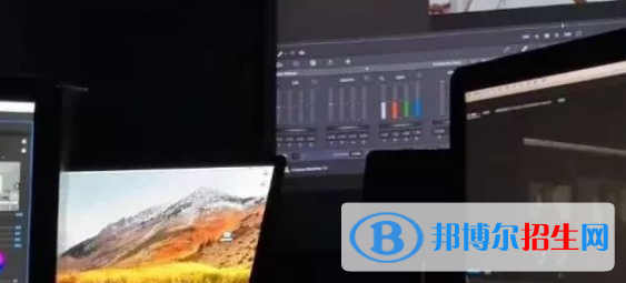 成都2022年計算機(jī)學(xué)校都有什么專業(yè)適合男生