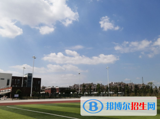 云南出版?zhèn)髅郊脊W(xué)校2022年學(xué)費(fèi)、收費(fèi)多少