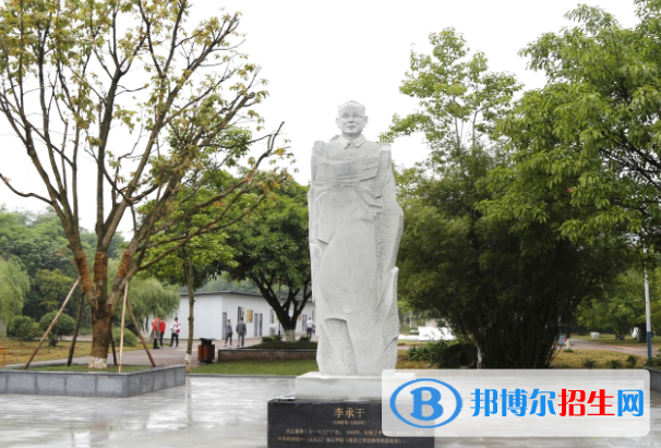 重慶工貿(mào)高級技工學校2022年招生辦聯(lián)系電話