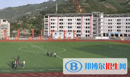 重慶什么建筑學校比較好?當然是教學環(huán)境好，教學資源好，教師團隊質(zhì)量好的學校比較好。我們在選擇學校的時候不一定說什么學校是最好的，但該有的不能少，只有好的教學環(huán)境，教學資源學生們在學習的時候才能接收更多更好的知識，這是一個學校必備的，也是同學們應得的，我們只需努力的學習就是對這學校最好的回報。  重慶市奉節(jié)職業(yè)教育中心比較好 教學目標好  學校堅持以創(chuàng)建國家級重點中等職業(yè)學校為目標，以“修身、博學、精技、躬行”為校訓;踐行黃炎培先生“使無業(yè)者有業(yè)，有業(yè)者樂業(yè)”的職業(yè)教育思想，提倡“手腦并用，知行合一”的教學策略;堅持“開放辦學、多元發(fā)展”辦學方向;探索“市場化辦學、特色化建設、品牌化發(fā)展”拓展空間，不斷提升學校的綜合實力和核心競爭力，走出了一條職業(yè)教育發(fā)展的新路子。  專業(yè)設置好  學?，F(xiàn)有教職工353人，在校生6000余人，常年開設農(nóng)林類、土木水利類、加工制造類、交通運輸類、信息技術(shù)類、商貿(mào)旅游類、財經(jīng)類、文化藝術(shù)類、師范教育類等十余個專業(yè)大類共30多個熱門專業(yè)。  學校榮譽多  學校以市場需求為導向，努力踐行黃炎培先生“使無業(yè)者有業(yè)，使有業(yè)者樂業(yè)”的職業(yè)教育思想。近年來，學校堅持以爭創(chuàng)重慶市示范中等職業(yè)學校為契機，辦學成效顯著。先后榮獲重慶市職業(yè)教育先進集體、重慶市首屆黃炎培職業(yè)教育優(yōu)秀學校、重慶市綠色學校、重慶市衛(wèi)生學校、重慶市國防教育先進集體、重慶市招生就業(yè)工作先進集體等榮譽稱號，享有三峽庫區(qū)“職教航母”的美譽。  辦學成績好  2007年7月由奉節(jié)縣袁梁村搬遷到奉節(jié)中學老校(老縣城環(huán)城北路)實施過渡辦學，2011年6月整體搬遷至奉節(jié)縣西部新城。2011年7月縣人民政府對縣內(nèi)職教資源進行優(yōu)化，將重慶市奉節(jié)職業(yè)教育中心、奉節(jié)縣師范學校、奉節(jié)縣教師進修學校、奉節(jié)縣教育科學研究所、重慶市廣播電視大學奉節(jié)分校五校合一，成立奉節(jié)職成教育中心。  為進一步優(yōu)化資源，做大做精職業(yè)教育，2013年8月縣人民政府又重組奉節(jié)職教中心、奉節(jié)縣師范學校、奉節(jié)白帝職中三校資源，成立新的奉節(jié)職教中心。重組后，學校既有百年老校奉節(jié)師范的底蘊，也有市級重點職校奉節(jié)職教中心的穩(wěn)健，更有職教新秀白帝職中的希望。  整合后的學校相繼建設成為全國職工教育培訓示范基地，全國農(nóng)村勞動力轉(zhuǎn)移培訓“陽光工程”定點培訓基地、中華職教社“溫暖工程”培訓基地、重慶市貧困地區(qū)勞動力轉(zhuǎn)移培訓基地、重慶市“雨露計劃”勞動力轉(zhuǎn)移培訓基地、重慶市三峽移民勞動技能培訓基地、重慶市境外勞務合作培訓中心、中澳職業(yè)教育與培訓項目伙伴學校、奉節(jié)縣財務會計人員培訓中心、奉節(jié)縣國家職業(yè)技能鑒定定點培訓單位。  在選擇學校的時候可能每位家長同學的評判標準都是不同的，但我們的目標只有一個，那就是為學生找一個好的學校，不論是建筑學校還是其他學校也好，只有好的學校才能提供更好的教學質(zhì)量。