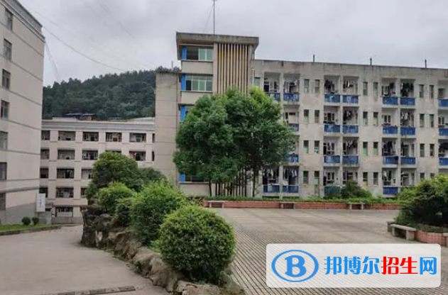  貴州2023年讀中專好還是鐵路學(xué)校