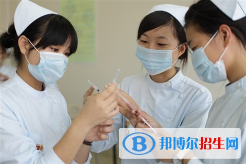 蘭州男生讀衛(wèi)校好不好？首先小編想告訴大家的是，男生的衛(wèi)校是非常好的，因?yàn)橐话阈l(wèi)校都是女生居多，近幾年男生都是逐年遞增的趨勢(shì)，大家慢慢意識(shí)到，男生讀衛(wèi)校是非常不錯(cuò)的，因?yàn)獒t(yī)院缺少男性的醫(yī)護(hù)人員，所以會(huì)大量錄用男生，男生在就業(yè)方面都是占很大優(yōu)勢(shì)的，并且在以后的發(fā)展會(huì)更好。下面小編給大家介紹一下男生就讀衛(wèi)校的優(yōu)勢(shì)。  男生讀衛(wèi)校好嗎? 男生就讀衛(wèi)校是十分有前途的，就讀衛(wèi)校畢業(yè)找到對(duì)口工作之后極其穩(wěn)定。醫(yī)學(xué)類專業(yè)，要的就是過硬的技術(shù)和醫(yī)學(xué)基礎(chǔ)知識(shí)，一旦你走上工作崗位，就基本上不會(huì)有失業(yè)的可能。往后走，同學(xué)們由于能力的提升，工資待遇也會(huì)有所提升。  目前，男護(hù)士處于高就業(yè)率背后是低報(bào)考率。隨著醫(yī)院越來越青睞男護(hù)士，這些年來，畢業(yè)季的到來，各大醫(yī)院急缺的男護(hù)理仍處于空白、長(zhǎng)期以來護(hù)理這項(xiàng)工作一直以女性為主導(dǎo)。但隨著人性化護(hù)理理念的提出，  隨著人們對(duì)健康需求的日益增加。以單一性別為特色的護(hù)理隊(duì)伍也在發(fā)生改變，“女兒國(guó)”里漸漸出現(xiàn)了男士的身影，他們同樣擔(dān)當(dāng)著“白衣天使”的神圣職責(zé)，他們就是萬綠叢中一點(diǎn)紅的“男丁格爾”—男護(hù)士。  推薦專業(yè)——護(hù)理 主要課程  人體結(jié)構(gòu)與功能、病原微生物與免疫、藥理、病理、健康評(píng)估、基礎(chǔ)護(hù)理技術(shù)、內(nèi)科護(hù)理、外科護(hù)理、兒科護(hù)理、婦產(chǎn)科護(hù)理、五官科護(hù)理、急危重癥護(hù)理、中醫(yī)護(hù)理等。  培養(yǎng)目標(biāo)  培養(yǎng)適應(yīng)我國(guó)醫(yī)藥衛(wèi)生事業(yè)現(xiàn)代化發(fā)展需要，具備本專業(yè)必備的基礎(chǔ)理論和專門知識(shí)、較強(qiáng)的護(hù)理操作技能和工作能力，能夠在各級(jí)各類醫(yī)療衛(wèi)生保健機(jī)構(gòu)從從事臨床護(hù)理、衛(wèi)生保健等工作的緊缺型的技術(shù)技能型人才。  就業(yè)方向  在國(guó)內(nèi)外各級(jí)各類醫(yī)療衛(wèi)生機(jī)構(gòu)和衛(wèi)生保健機(jī)構(gòu)，從事臨床護(hù)理、社區(qū)護(hù)理、中醫(yī)護(hù)理、口腔護(hù)理、老年護(hù)理、護(hù)理管理、護(hù)理教育、預(yù)防保健及康復(fù)等工作。  男生讀衛(wèi)校是可以選擇讀護(hù)理專業(yè)的，護(hù)理專業(yè)相比其他專業(yè)來說，畢業(yè)出來是非常好就業(yè)的，男護(hù)士，目前在中國(guó)是個(gè)很吃香的職業(yè)，如果選擇了讀護(hù)理專業(yè)，以后畢業(yè)出來的就業(yè)前景是非常有前景的，而且由于男生的體力比女生好，醫(yī)院里的很多事都離不開男護(hù)。比如說在醫(yī)院里面有很多病人都是要求男護(hù)士照顧的，所以對(duì)于同學(xué)們來說選擇護(hù)理專業(yè)是一個(gè)非常不錯(cuò)的決定。