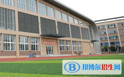 四川省成都市郫都區(qū)友愛職業(yè)技術(shù)學(xué)校地址在哪里，哪個地區(qū)，哪個城市?