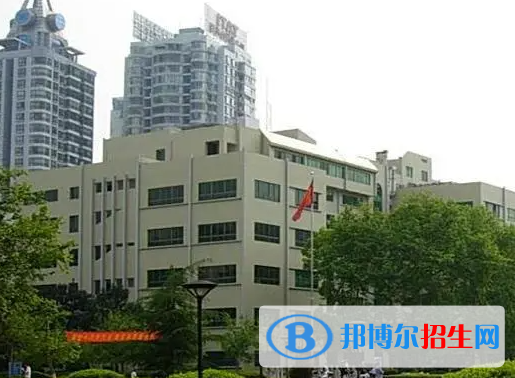 瀘州醫(yī)學院衛(wèi)生學校地址在哪里，哪個地區(qū)，哪個城市?
