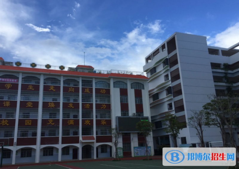 三亞市第四中學(xué)地址在哪里，哪個(gè)地區(qū)，哪個(gè)城市