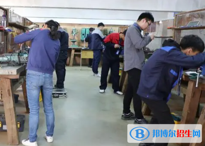 樂(lè)清市虹橋職業(yè)技術(shù)學(xué)校地址在哪里，哪個(gè)地區(qū)，哪個(gè)城市?