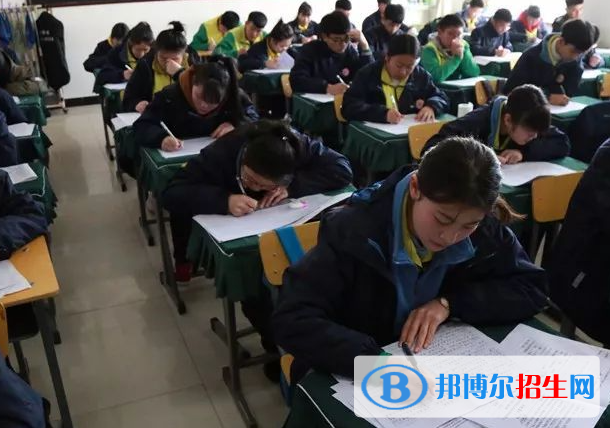 高考滿分作文：理性鋪新路，創(chuàng)新見曙光（3篇）